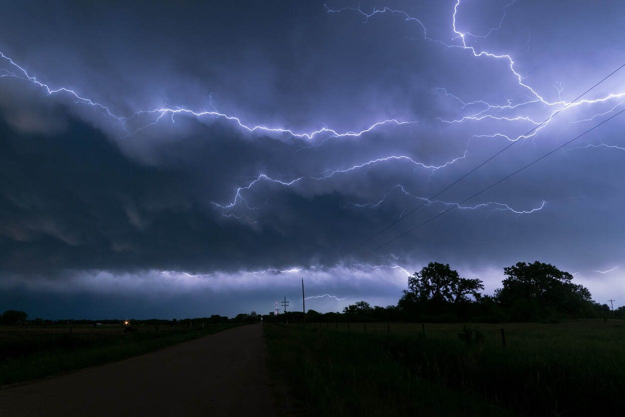 anvil lightning extending over the sky