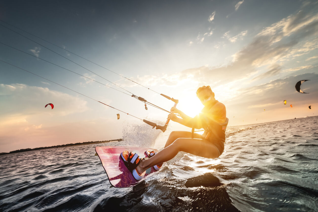 a beginner kitesurfer learning how to turn